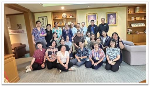 รดน้ำอวยพรผู้บริหาร